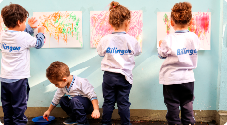 Crianças pintando
