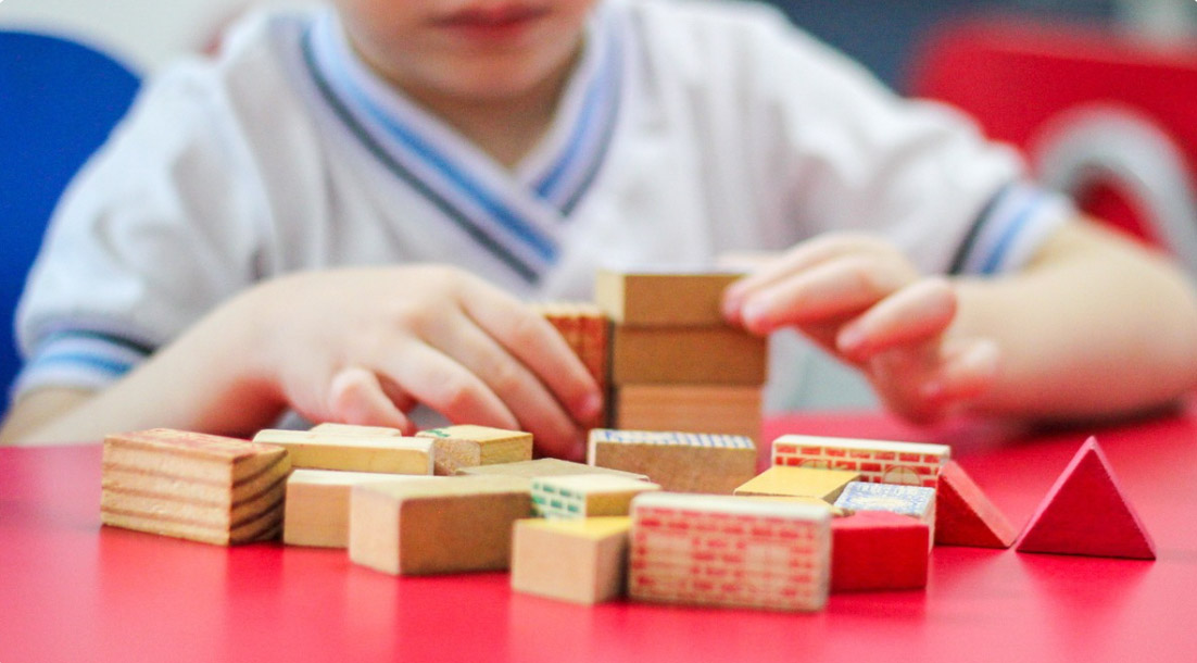 Criança brincando com blocos educativos