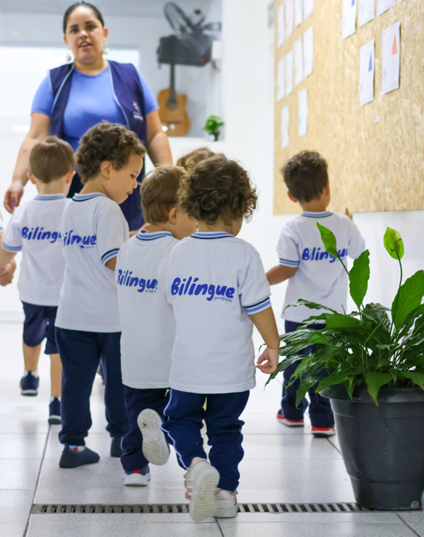 Turma caminhando pela escola
