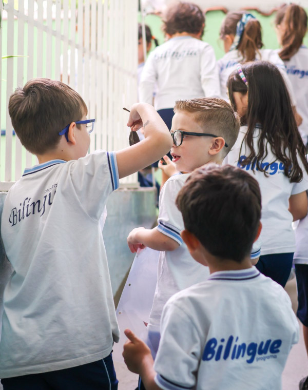 Alunos durante a rotina escolar